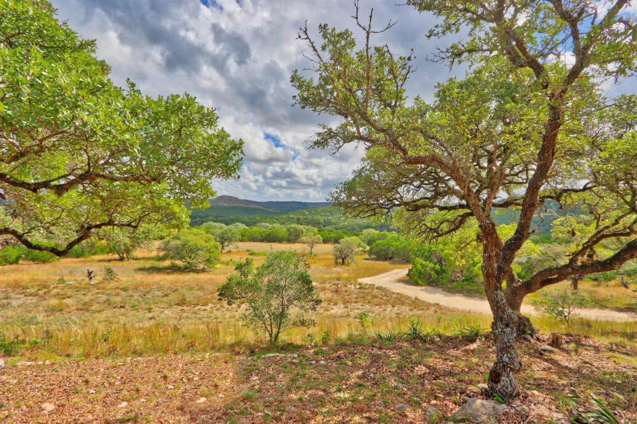 Log Cabin At Old Glory Ranch Wimberley Buitenkant foto