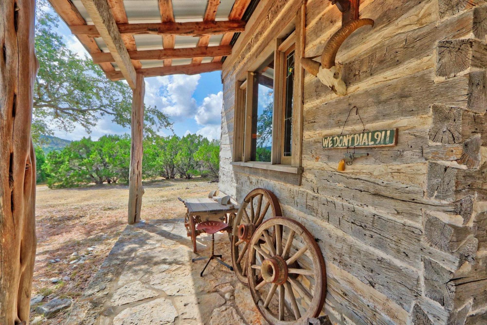 Log Cabin At Old Glory Ranch Wimberley Buitenkant foto